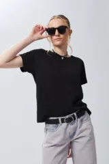 Remera lila de algodón, de manga corta y cuello redondo.