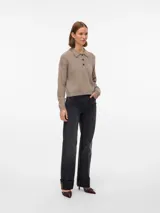 Sweater de punto color beige, con cuello polo y cierre frontal parcial con botones. Presenta mangas largas con puños acanalados y un diseño de calce regular.