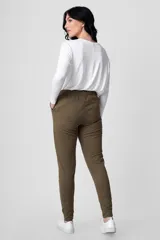 Pantalón babucha verde oliva con cintura elástica y corte slim fit.