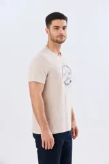 Remera azul marino de manga corta con cuello redondo, confeccionada en mezcla de algodón y poliéster. Presenta un estampado frontal circular de inspiración vintage con diseño de velero y tipografía alusiva a clubes deportivos.
