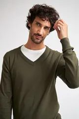 Sweater de tejido de punto en color verde oliva, con escote en V, manga larga y logo bordado en el pecho. Presenta un ajuste regular.