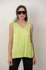 Musculosa de satén color fucsia, con escote en V y diseño holgado sin mangas.