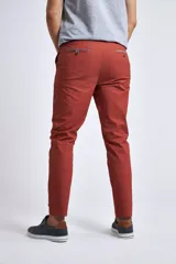 Pantalón chino color beige de gabardina, corte regular y logo bordado.