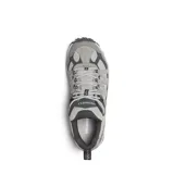 Championes de trekking Merrell modelo Accentor 3 Waterproof, color gris con detalles en gris oscuro. Confeccionados en malla y gamuza, cuentan con puntera protectora, entresuela de EVA y suela con tacos de 5 mm para mayor tracción.