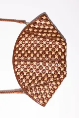 Cartera de mano con forma de hoja, confeccionada en cuero trenzado color naranja y negro. Asa corta trenzada de cuero negro.