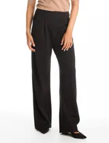 Pantalon palazzo de tiro alto con pinzas frontales, bolsillos laterales funcionales y bolsillos traseros ojal simulados. Presenta una silueta fluida y relajada con pretina lisa y pasadores para cinturón.