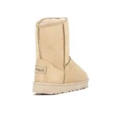 Pantubota de caña alta color beige, con interior forrado en corderito sintético y suela de goma en tono a juego.