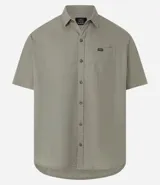 Camisa de corte relajado para hombre, confeccionada en una mezcla de cáñamo y algodón. Presenta cuello inglés, manga corta, cierre frontal con botones y un bolsillo en el pecho con una pequeña etiqueta aplicada.