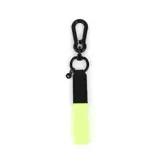 Llavero de cinta color amarillo neón con herrajes metálicos negros, mosquetón y detalle de etiqueta con logo.