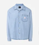 Camisa masculina de corte boxy confeccionada en denim de algodón, con cuello camisero, mangas largas, cierre frontal con botones y bolsillo funcional en el pecho.