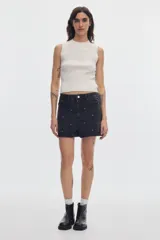 Short de denim negro de tiro alto, fit relaxed, con estampado de lunares sutiles.