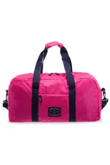 Bolso de viaje plegable de color fucsia, con asas de mano y tiras en color azul marino. Cuenta con un compartimento principal con cierre, un bolsillo frontal con cierre y parche bordado de la marca Legacy Woman Co., además de correa ajustable y desmontable.