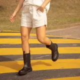 Bota de cuero negra con caña alta, forro de cuero, plantilla de cuero con espuma confort y suela de 3 cm.