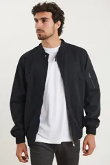 Campera estilo bomber color verde oscuro, con cierre metálico, dos bolsillos externos con cierre y un bolsillo interno.