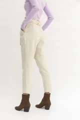 Pantalón de vestir verde pistacho, de lana, con pinzas, corte recto y lazo en la cintura.