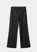Pantalón de traje de tiro medio, diseño recto y largo, con bolsillos laterales y traseros de ribete. Cuenta con trabillas y cierre frontal con botón, gancho y cremallera.