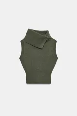 Top de punto sin mangas color verde oliva, con cuello solapa que se ajusta con un botón y terminaciones acanaladas en el cuello y el bajo.