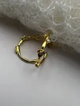 Aretes tipo argolla abierta de plata 925 con baño de oro, engastados con pequeñas piedras de colores (rosa pálido, verde azulado, azul oscuro y blanco/transparente).