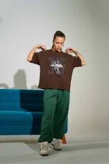 Remera boxy marrón de algodón elastizado con diseño estampado frontal estilo urbano.