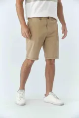 Bermuda tipo chino de gabardina, con diseño de cinco bolsillos, cierre de cremallera y botón, y detalle de botamanga.