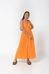 Vestido largo color naranja de breteles finos, con escote en V y botones frontales.