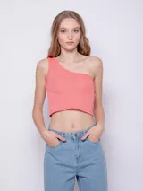 Top asimétrico de tejido de punto texturizado color verde claro, con un solo hombro descubierto.