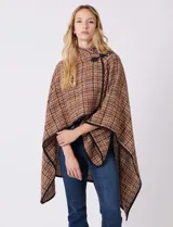 Ruana tejida de Jones New York con diseño de cuadrillé en tonos marrones y ocres. Presenta un cierre frontal tipo trenca con botón y ribetes negros en los bordes.