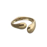 Pulsera rígida dorada bañada en oro de 18k, con diseño abierto y extremos en forma de gota de diferentes tamaños.