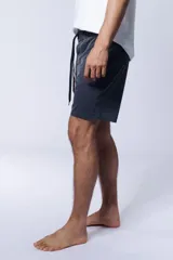 Short de baño azul marino con cintura elástica y cordón ajustable.