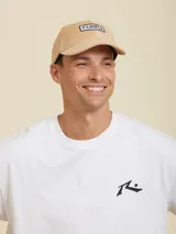 Gorro de pana color beige con visera curva y logo de la marca bordado en el frente.