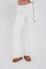 Pantalón blanco de felpa con cintura alta tipo faja y corte acampanado.
