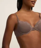 Soutien push up blanco de microfibra con detalles de encaje, breteles ajustables y copa.