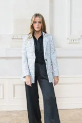 Pantalón de corte recto y tiro alto, confeccionado en tejido fluido de color azul, con cintura elástica para mayor comodidad.