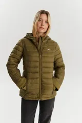 Campera tipo puffer con capucha, color verde oliva. Presenta diseño acolchado horizontal, cierre frontal completo y bolsillos laterales con cierre. Incluye logo pequeño en el pecho.