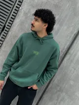 Canguro verde con capucha ajustable con cordones, bolsillo tipo canguro y logo pequeño estampado en el pecho.