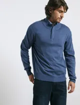Sweater de punto color tostado, con cuello alto y cierre frontal parcial con botones. Diseño de manga larga con puños y ruedo acanalados.