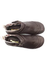 Bota baja estilo botín de cuero color rojo, con hebilla dorada y elástico negro.