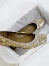 Ballerinas de cuero negro con punta cuadrada y moño decorativo.