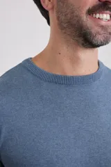 Sweater de punto liso, color azul, con escote redondo y manga larga.