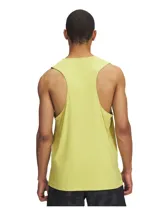 Musculosa deportiva Under Armour de running, color amarillo lima, con perforaciones láser laterales para ventilación y aberturas en el bajo. Presenta logo de la marca en el pecho y tecnología Iso-Chill para disipar el calor.