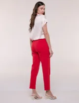 Pantalón de gabardina elastizada color beige, de tiro medio y calce slim. Cuenta con diseño pull-on sin cierres ni botones, cintura ancha, bolsillos delanteros simulados y bolsillos traseros ojal.