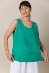 Musculosa verde esmeralda de lino y algodón, con frente de lino, espalda de encaje y zócalo de encaje.