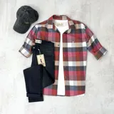 Camisa de leñador de algodón peinado con cuello italiano y estampado a cuadros en tonos rojos.