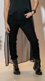 Pantalón de jean negro con pequeños apliques brillantes.