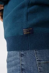 Sweater azul marino de corte clásico con cuello redondo y mangas largas.