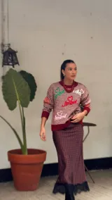 Falda midi de seda con estampado de lunares pequeños, corte recto y terminación con detalle de encaje negro en el ruedo.