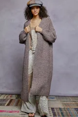 Cardigan largo de punto abierto, color marrón chocolate con textura jaspeada, de corte holgado y mangas largas.