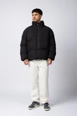 Campera puffer de corte relajado en color verde oscuro, con cuello alto, cierre frontal completo y logo bordado en el pecho.