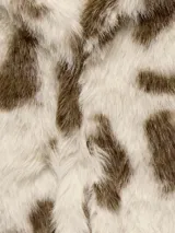 Campera de pelo sintético con cuello solapa y cierre frontal de botones, de textura suave y diseño voluminoso.