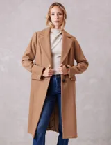 Tapado largo de lana Michael Kors, de corte recto y silueta estructurada. Presenta cuello con solapas amplias, cierre frontal con botones y bolsillos laterales con tapa. Incluye forro interno a tono.